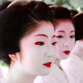 Geisha trang điểm khuôn mặt qua bao nhiêu bước?